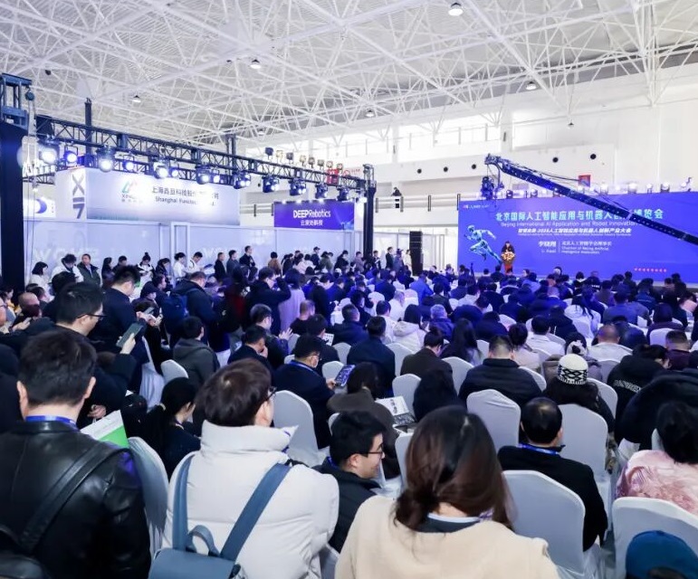 2027年北京国际人工智能应用与机器人创新博览会AI Show参展商与海外采购商展台洽谈现场