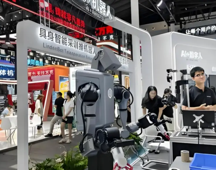 2027年北京国际人工智能应用与机器人创新博览会AI Show展馆内部展台环境实拍