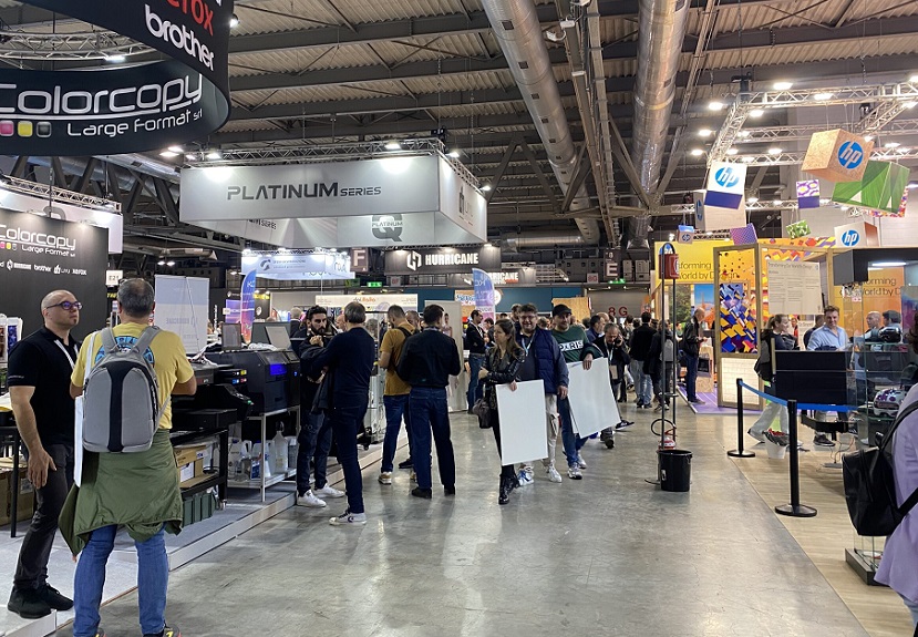 2026年意大利米兰广告标识展览会Viscom Italia参展商与海外采购商展台洽谈现场