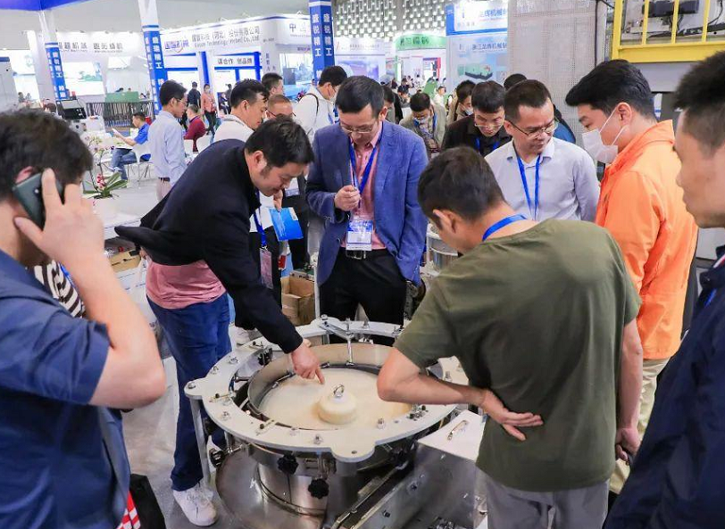 2027年上海国际紧固件工业博览会Afastener参展商与海外采购商展台洽谈现场