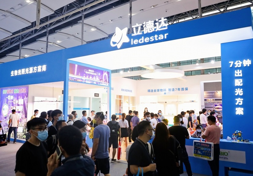 2027年广州国际照明展览会-光亚展GILE参展商与海外采购商展台洽谈现场