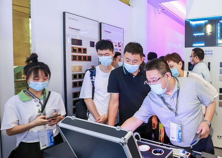 2027年广州国际照明展览会-光亚展GILE展会现场产品演示与行业交流活动