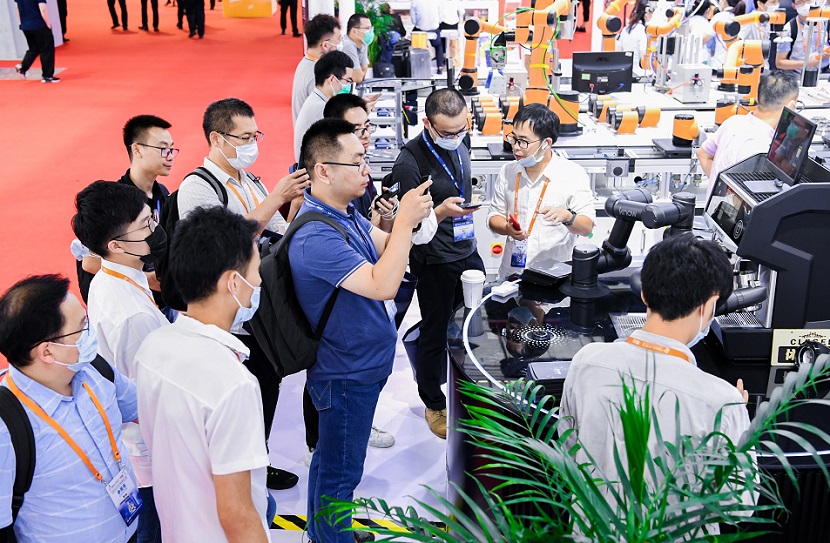 2026年上海工博会-中国国际工业博览会CIIF参展商与海外采购商展台洽谈现场