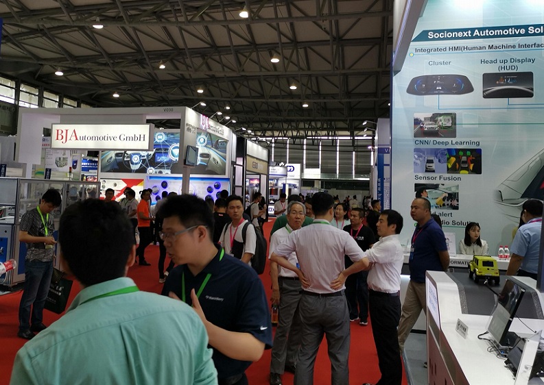 2027年上海国际汽车内饰与外饰展览会CIAIE参展商与海外采购商展台洽谈现场