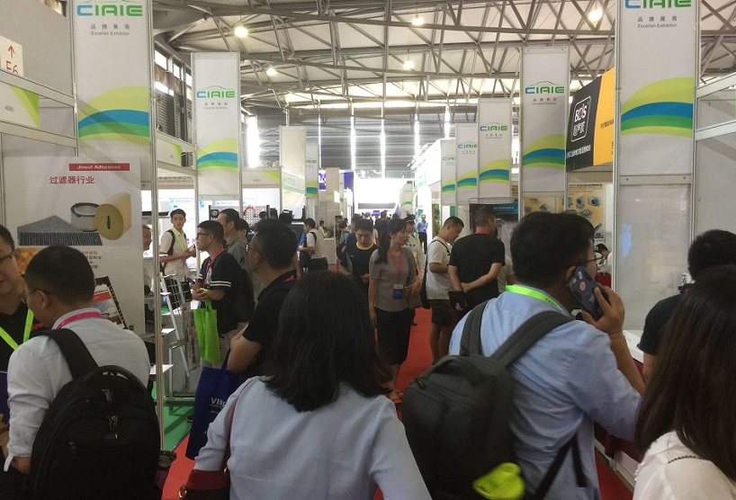 2027年上海国际汽车内饰与外饰展览会CIAIE展馆现场,专业观众参观实况