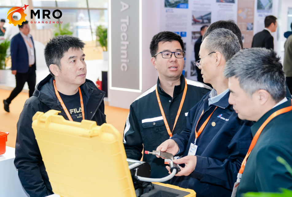 2027年中国广州国际航空维修工程及地面服务展MROMRO GUANGZHOU展馆现场,专业观众参观实况