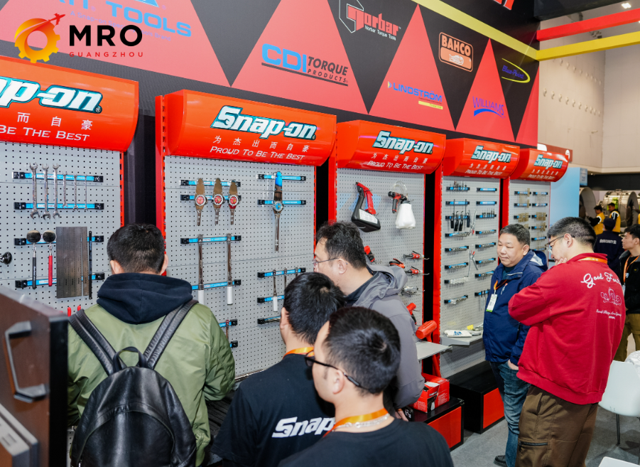 2027年中国广州国际航空维修工程及地面服务展MROMRO GUANGZHOU参展商与海外采购商展台洽谈现场