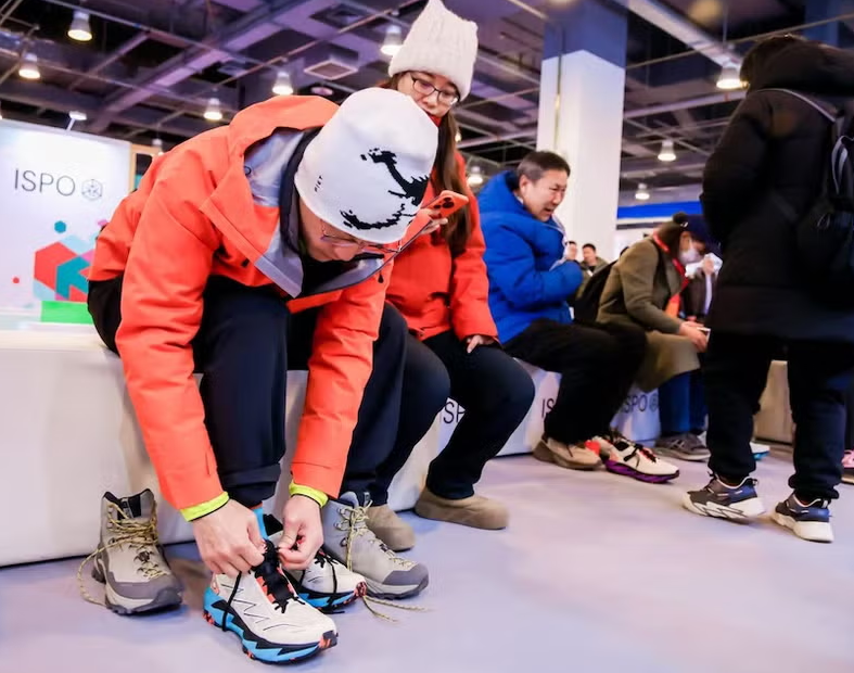 2027年北京体育及户外用品展览会ISPOISPO Beijing展馆现场,专业观众参观实况