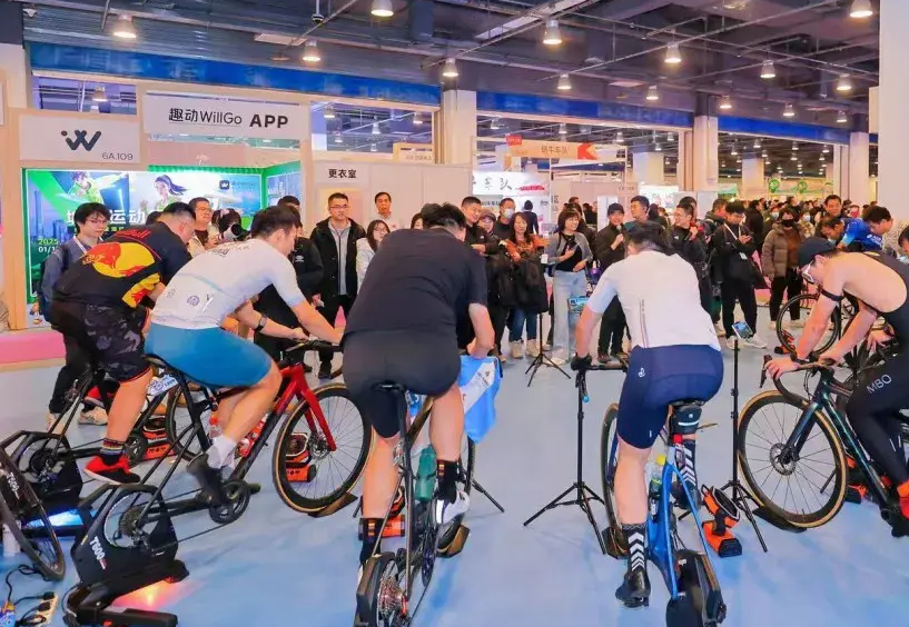 2027年北京体育及户外用品展览会ISPOISPO Beijing参展商与海外采购商展台洽谈现场