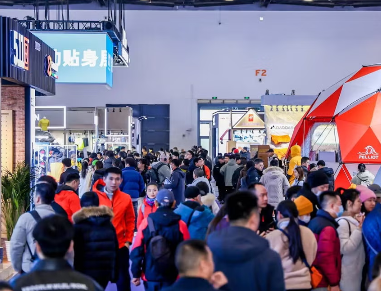 2027年北京体育及户外用品展览会ISPOISPO Beijing展馆现场,专业观众参观实况