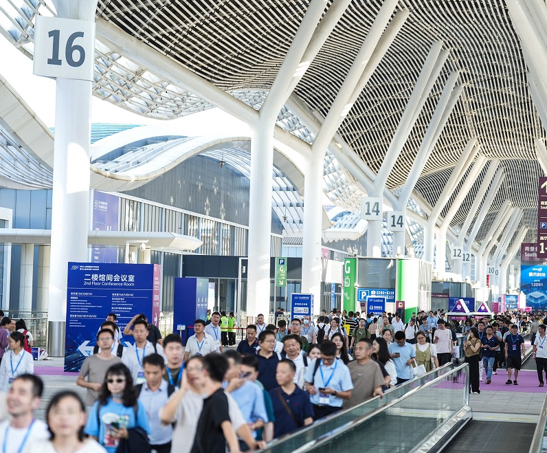 2027年深圳国际集成电路创新博览会IICIE展馆现场，专业观众参观实况