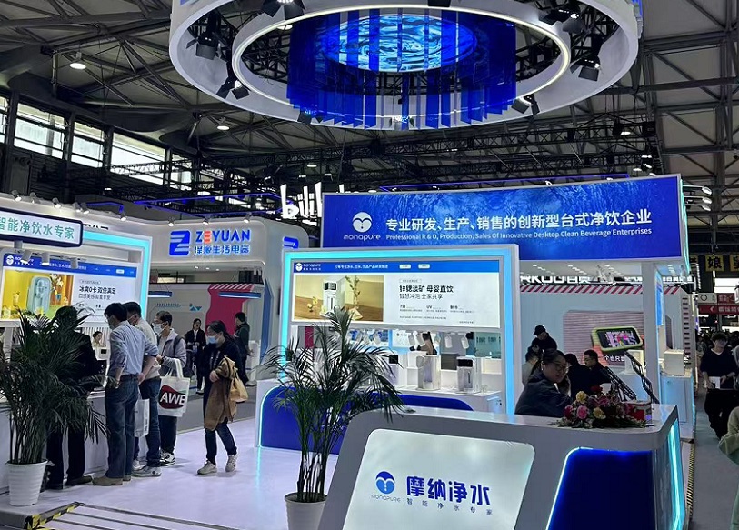 2027年中国（上海）家电及消费电子博览会AWEAWE展馆现场，专业观众参观实况