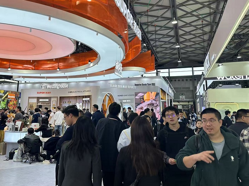 2027年中国（上海）家电及消费电子博览会AWEAWE参展商与海外采购商展台洽谈现场