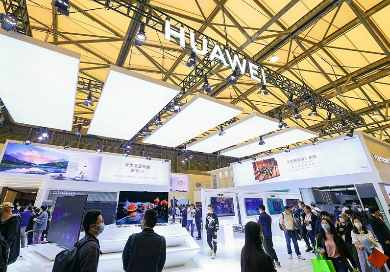 2027年中国（上海）家电及消费电子博览会AWEAWE展馆现场，专业观众参观实况