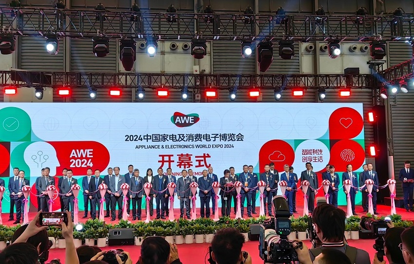 2027年中国（上海）家电及消费电子博览会AWEAWE展馆现场，专业观众参观实况