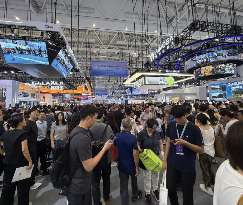 2027年北京世界机器人大会WRCWorld Robot Conference展馆现场，专业观众参观实况