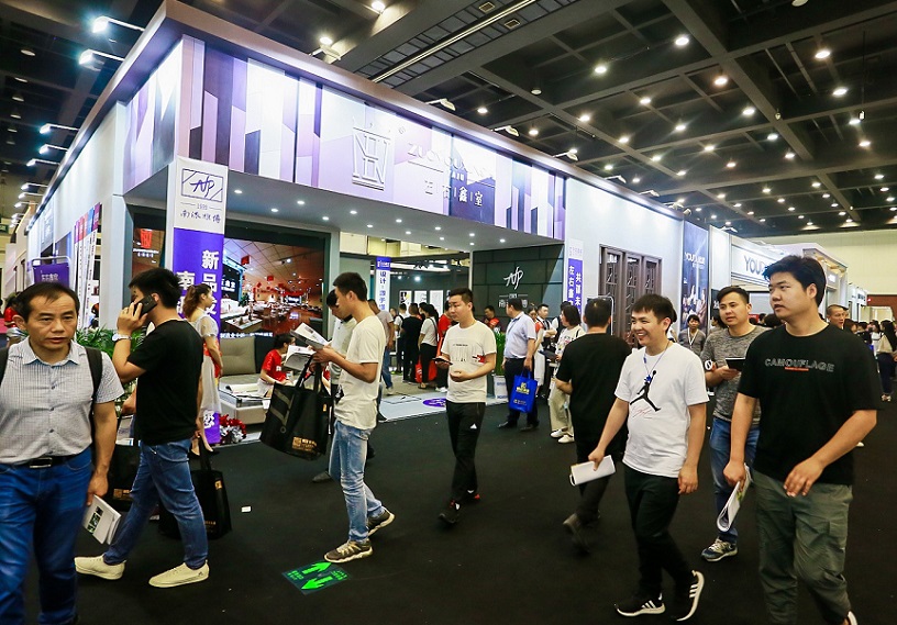 2027年郑州门窗业博览会Zhengzhou door and window industry Expo展馆现场，专业观众参观实况