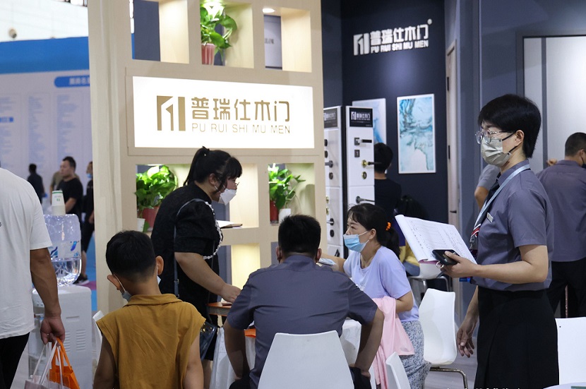 2027年郑州门窗业博览会Zhengzhou door and window industry Expo参展商与海外采购商展台洽谈现场