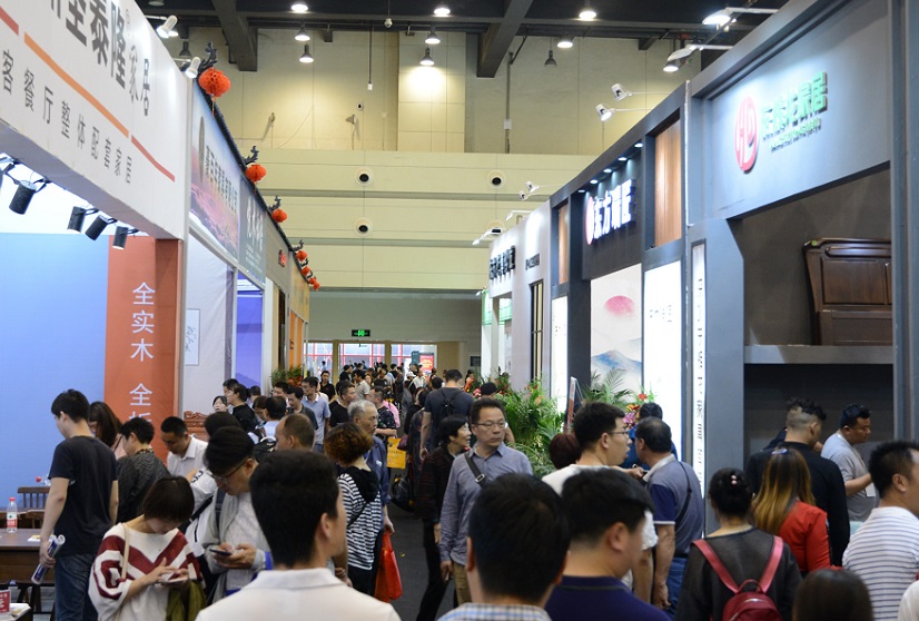 2027年郑州门窗业博览会Zhengzhou door and window industry Expo展馆现场，专业观众参观实况