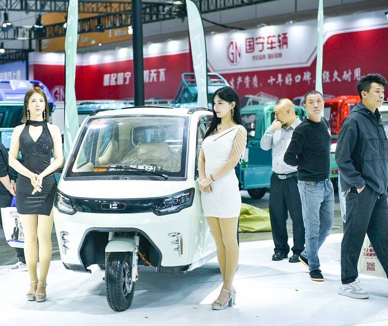 2027年山东锂电池产业及充换电设施展览会Electric cars New energy automobile expo展馆现场,专业观众参观实况