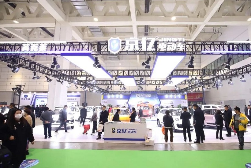 2027年山东锂电池产业及充换电设施展览会Electric cars New energy automobile expo参展商与海外采购商展台洽谈现场
