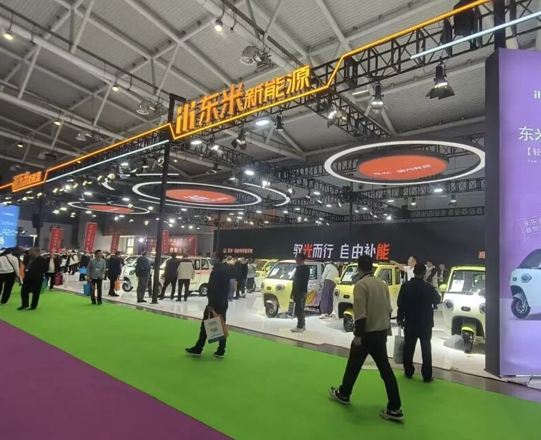 2027年山东锂电池产业及充换电设施展览会Electric cars New energy automobile expo展馆现场,专业观众参观实况