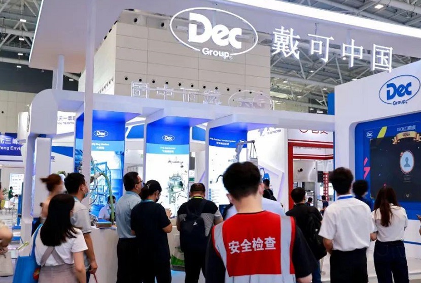 2027年上海国际蒸发及结晶技术设备展览会CECF展馆现场，专业观众参观实况