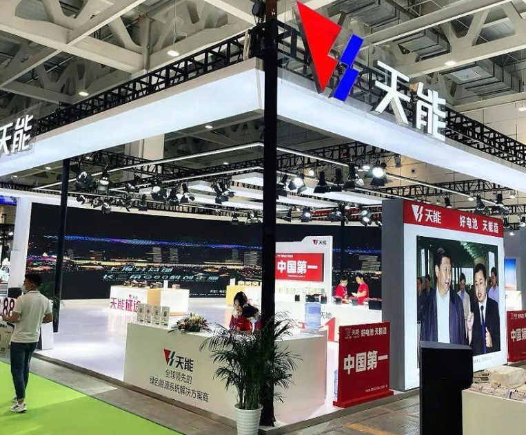 2027年山东锂电池产业及充换电设施展览会Electric cars New energy automobile expo参展商与海外采购商展台洽谈现场