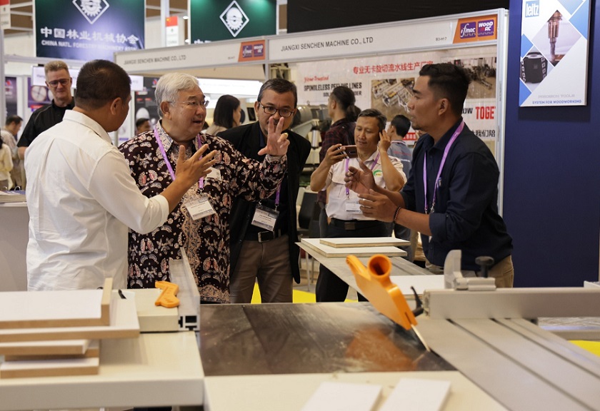 2026年印尼家具配件、木工机械展览会interzum jakarta参展商与海外采购商展台洽谈现场