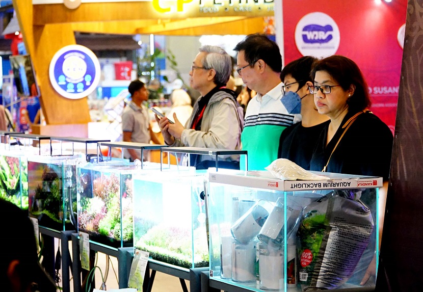 2026年印尼雅加达消费电子展览会INDOCOMTECH展馆现场,专业观众参观实况