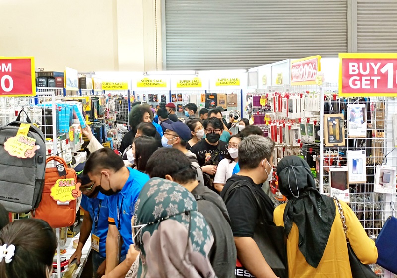2026年印尼雅加达消费电子展览会INDOCOMTECH展馆现场,专业观众参观实况
