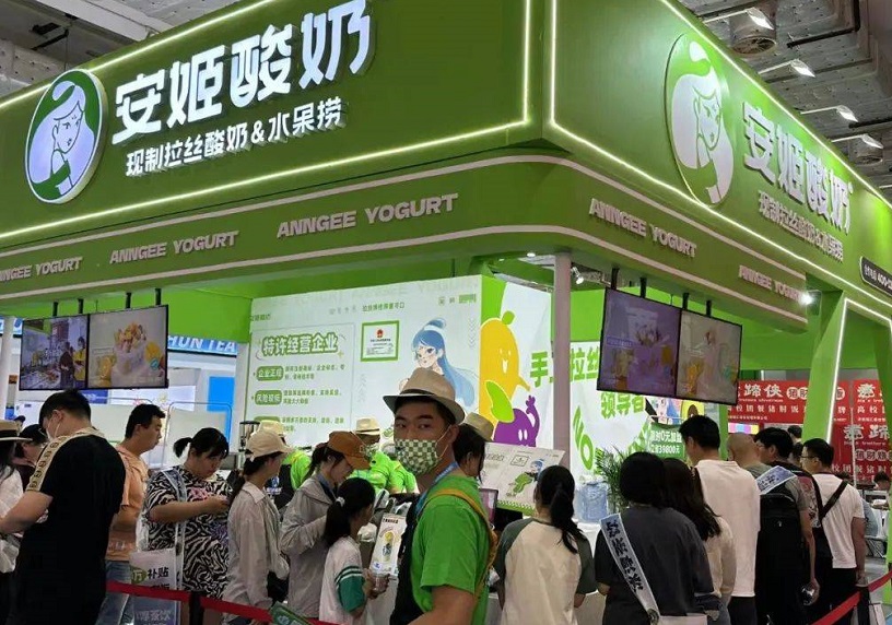 2026年山东济南国际连锁加盟展览会CRFE展馆现场，专业观众参观实况