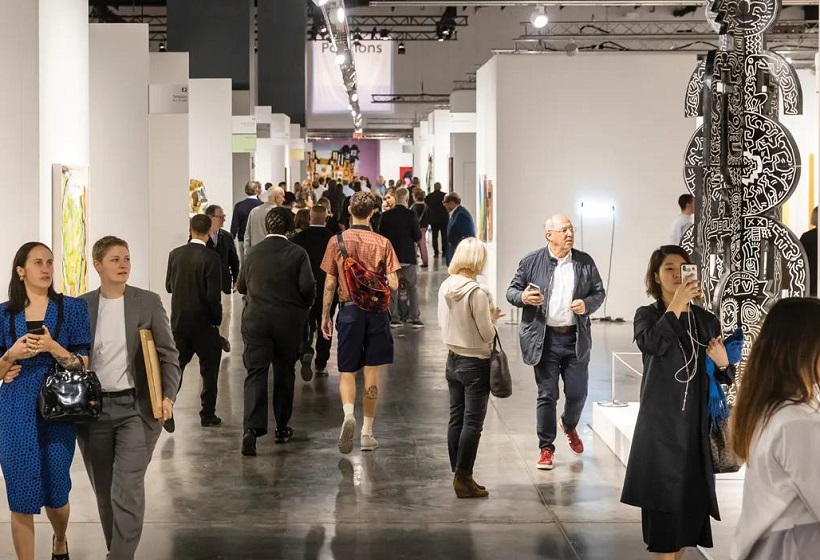 2026年美国迈阿密艺术博览会SPECTRUM & RED DOT MIAMI展馆现场，专业观众参观实况