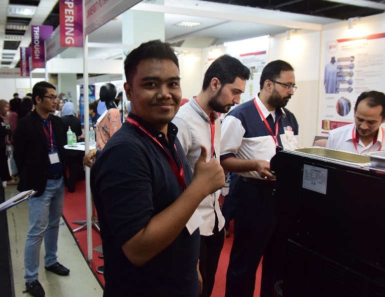 2027年马来西亚世界人工智能展览会World AI Show Malaysia参展商与海外采购商展台洽谈现场