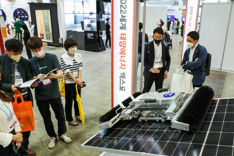2026年韩国首尔太阳能光伏展览会Solar Asia展馆现场，专业观众参观实况