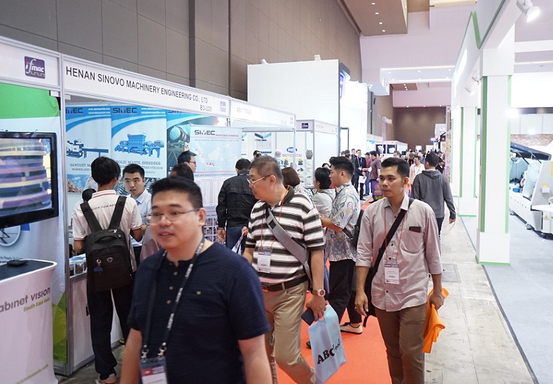 2026年印尼雅加达木工机械展览会IFMAC展馆现场，专业观众参观实况