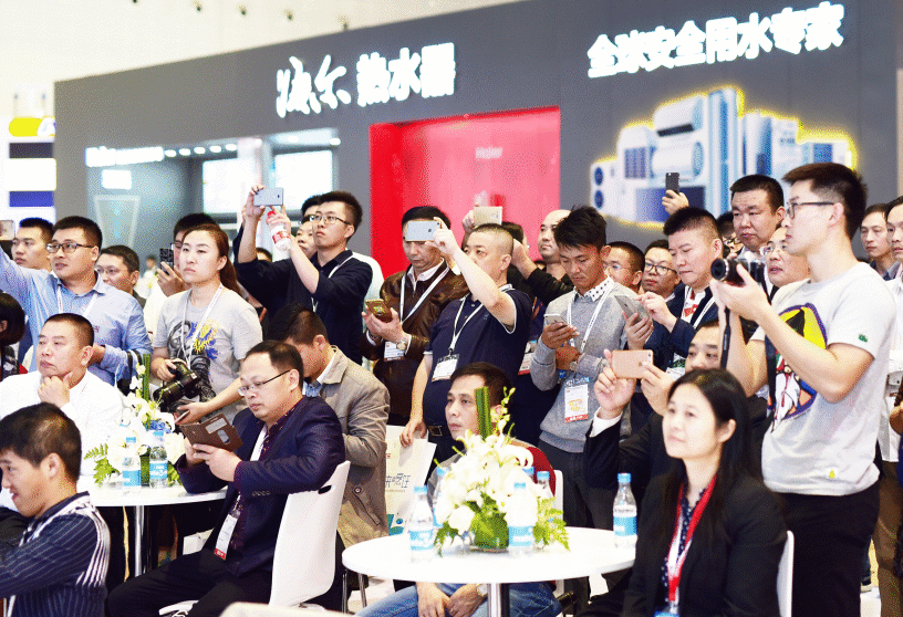 2026年上海国际智家生活博览会KIB参展商与海外采购商展台洽谈现场