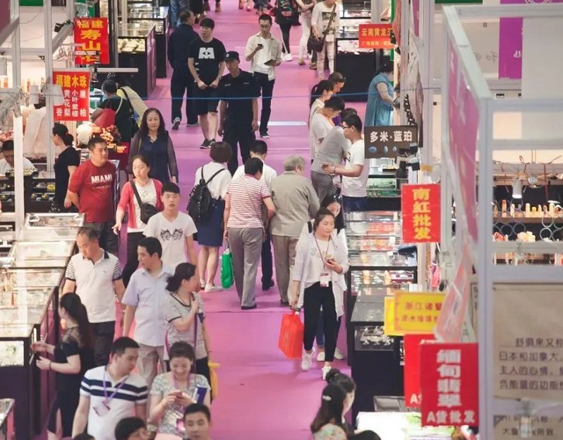 2026年华巨臣珠宝展-武汉国际珠宝玉石展Huajuchen Jewelry Exhibition参展商与海外采购商展台洽谈现场