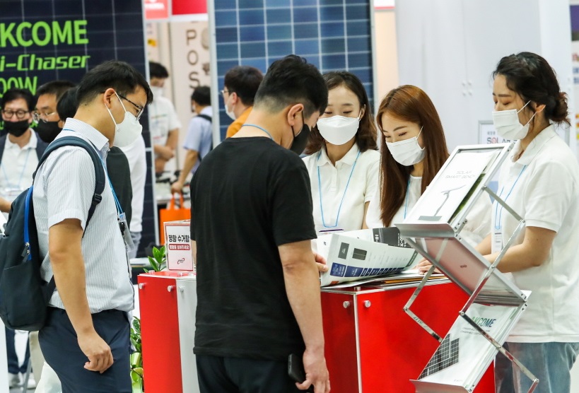 2026年韩国首尔太阳能光伏展览会Solar Asia参展商与海外采购商展台洽谈现场