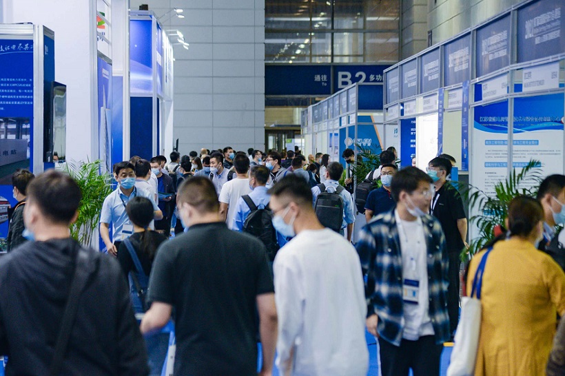 2026年EESA上海储能峰会EESA展馆现场,专业观众参观实况