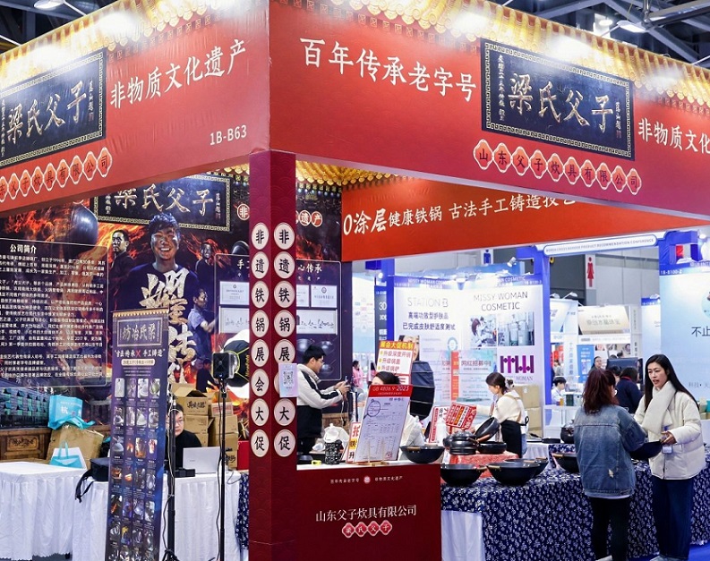 2026年杭州国际网红品牌博览会NTE参展商与海外采购商展台洽谈现场