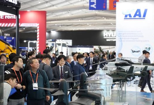 2026年韩国陆军国际防务工业展览会KADEX展馆现场，专业观众参观实况