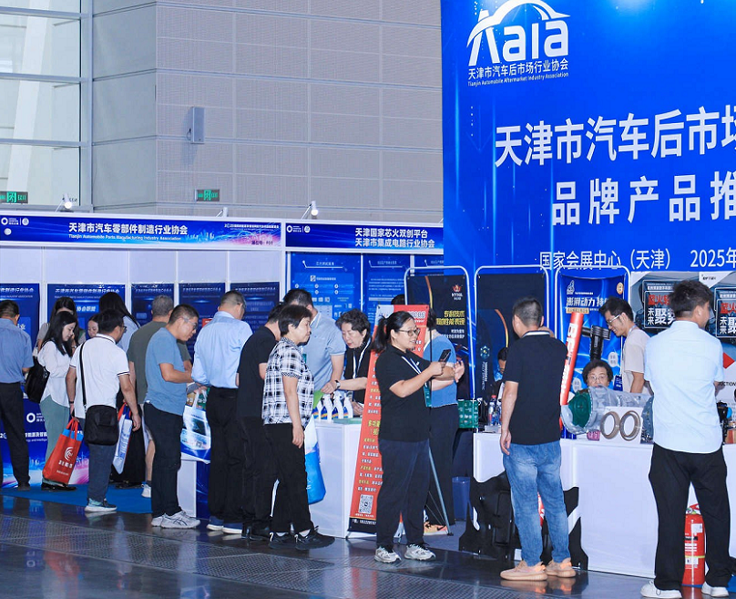 2026年天津国民新能源及智能网联汽车供应链展览会Tianjin Auto Show展馆现场，专业观众参观实况