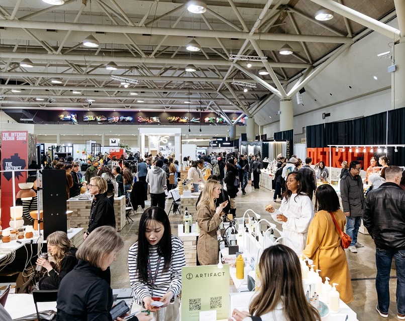 2026年加拿大温哥华家居艺术设计用品展IDSInterior Design Show展馆现场，专业观众参观实况