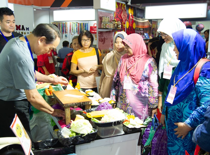 2026年马来西亚自有品牌、消费品礼品展览会MIBSMalaysia International Branding Showcase参展商与海外采购商展台洽谈现场