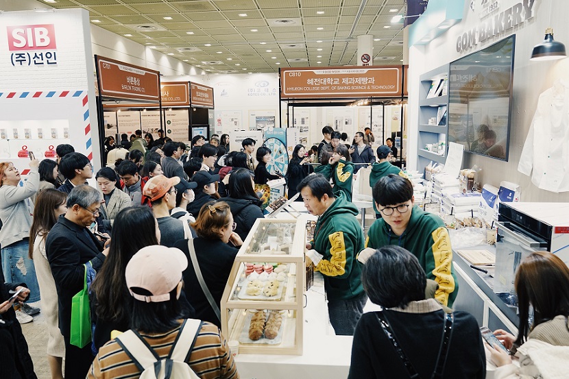 2026年韩国首尔烘焙展览会KOREA BAKERY SHOW参展商与海外采购商展台洽谈现场