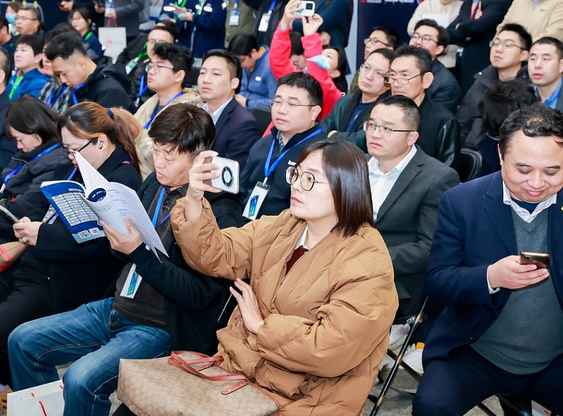 2026年SMM电机年会IEMC参展商与海外采购商展台洽谈现场