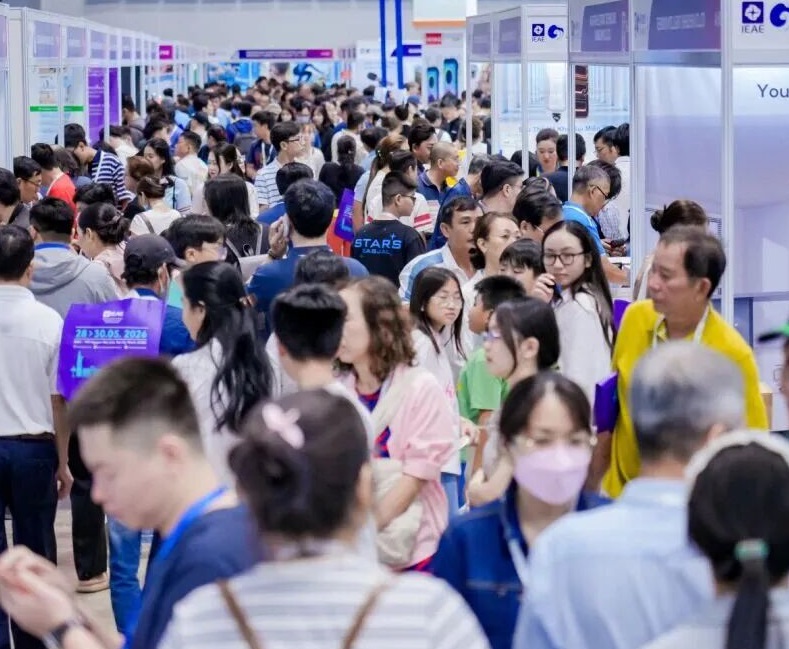 2026年越南河内国际消费电子及家用电器展IEAE展馆现场,专业观众参观实况