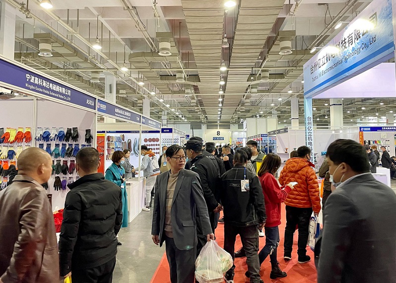 2026年宁波五金机电进出口博览会CHEE参展商与海外采购商展台洽谈现场