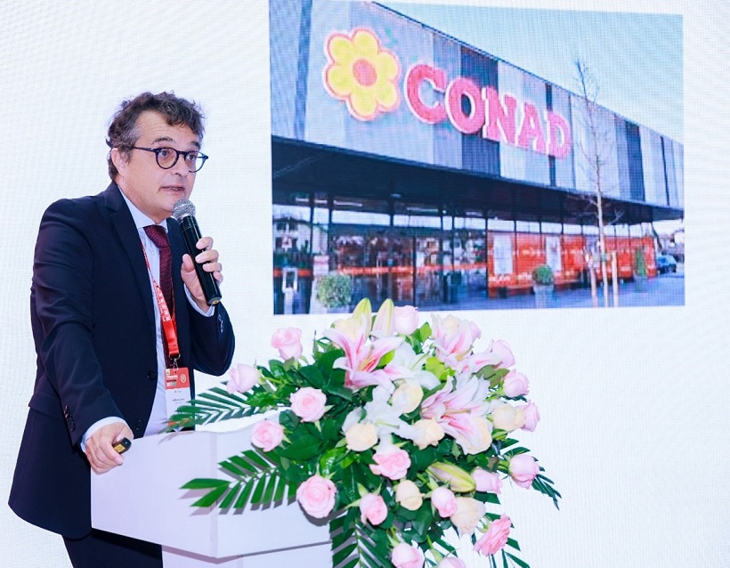 2026年广州国际自有品牌展Marca China参展商与海外采购商展台洽谈现场
